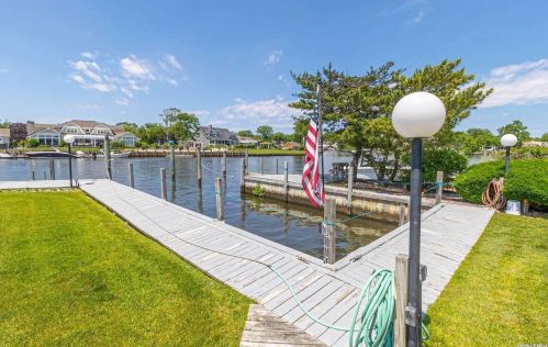 20 Cedar Ln, Babylon NY  11702-3809 exterior