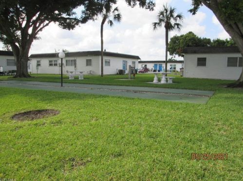 1 Hamlin Ct, Lehigh Acres FL 33936-7211 exterior