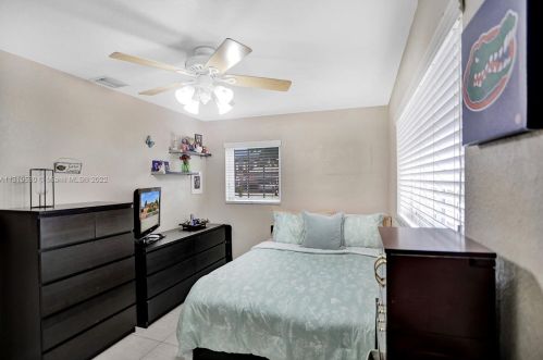 7215 15th Ave, Hialeah FL  33014-3805 exterior