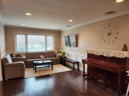 1107 Maple Ln, New Hyde Park NY  11040-2305 exterior
