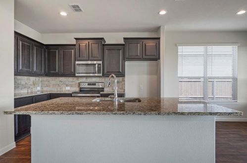 900 Nelson Pl, Burleson TX  76028-6834 exterior
