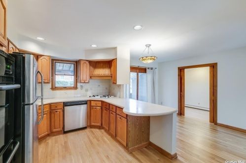 71 Ellen St, Bethpage NY  11714-2924 exterior