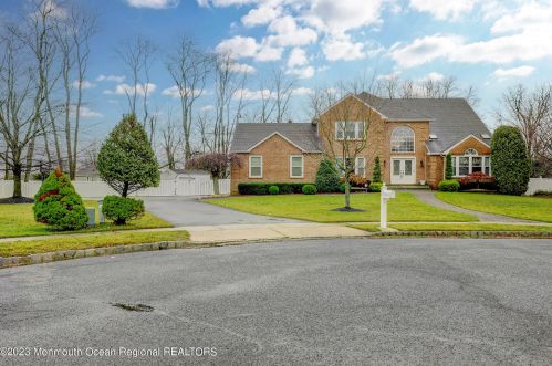 28 Story Ct, East Freehold, NJ 07728-5323