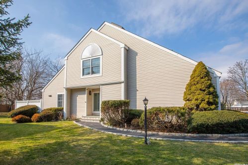 456 Village Oaks Ln, Babylon, NY 11702-3120