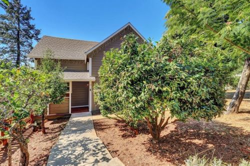 15 Auburn St, Cape Horn, CA