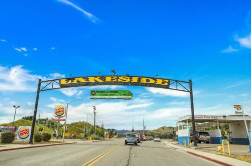 9654 Petite Ln, Lakeside, CA 92040-4318