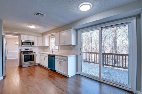 50 Bette Dr, Manchester CT  06040-6814 exterior