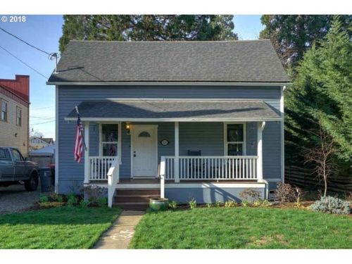 213 Mill St, Silverton, OR 97381-1840