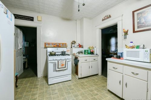 37 Howard St, Waterbury CT  06705-1110 exterior