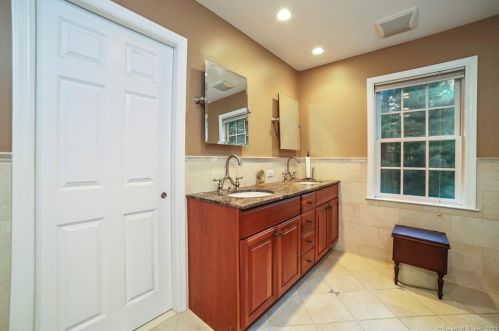 646 Branchville Rd, Ridgefield CT  06877-6128 exterior