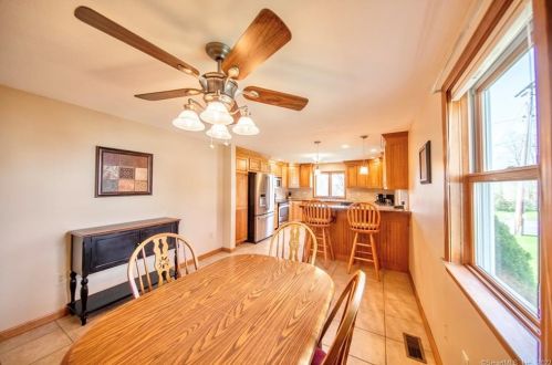 7 Edgewood Dr, Middletown CT 06457-3508 exterior