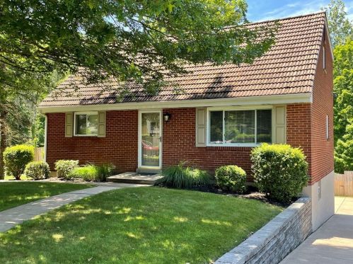 221 Amity Rd, Glenshaw, PA 15116-1005