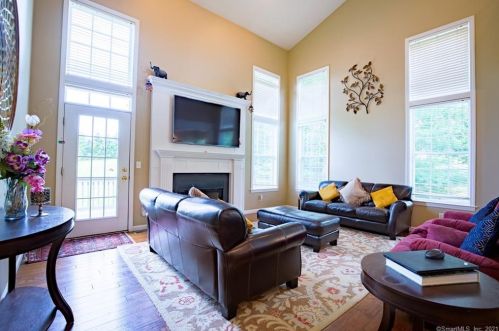 6 Brookside Dr, Waterbury, CT 06762-3356