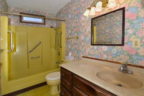 23 Rosemont Ave, Cumberland RI  02864-7518 exterior