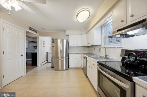 609 Crestwyck Dr, Norristown PA 19406-1574 exterior