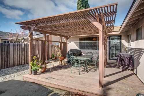 615 Almond St, Liberty Farms CA  95620-2705 exterior