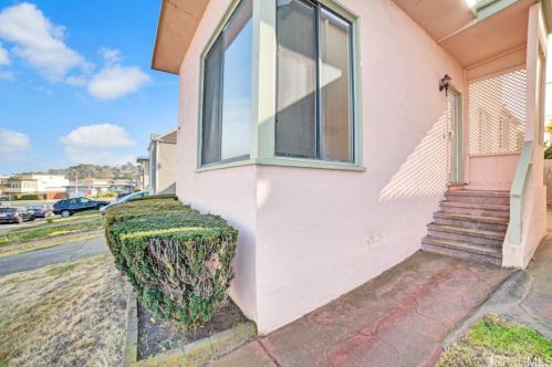 66 Lakewood Dr, Daly City, CA 94015-3447