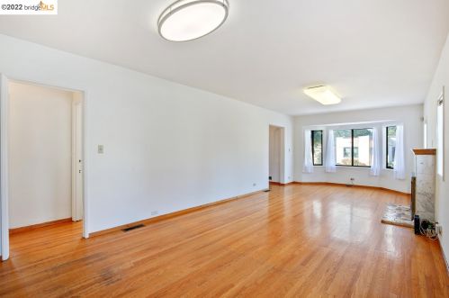 2368 Bartlett St, Oakland CA 94601-3213 exterior