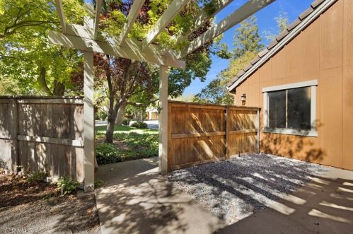 8 Alameda Park Cir, Chico CA 95928-4174 exterior