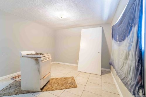 1437 Lake St, Bakersfield CA 93305-4841 exterior