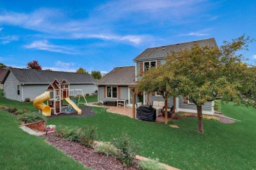 1300 Garfield Ln, Hartford, WI 53027-9275
