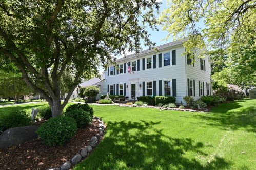 517 Bel Aire Dr, Thiensville, WI 53092-1409