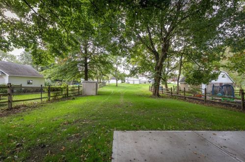 318 New Castle St, Zelienople PA  16063-1336 exterior