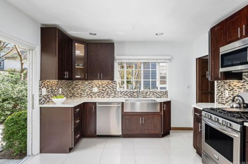 15 Kingsbury Rd, New Rochelle NY  10804-4718 exterior