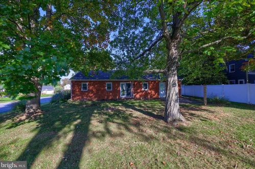 1898 Manor Ridge Dr, Lancaster PA  17603-4447 exterior