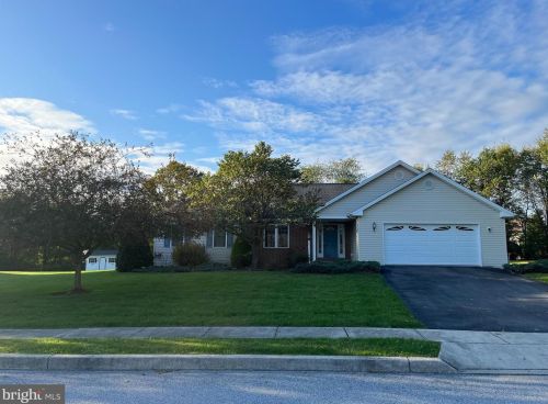 12 Arlington Dr, Carlisle, PA 17015-3192