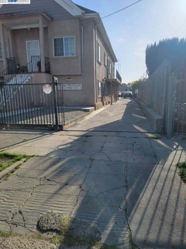 9233 Birch St, Oakland, CA 94603-1621