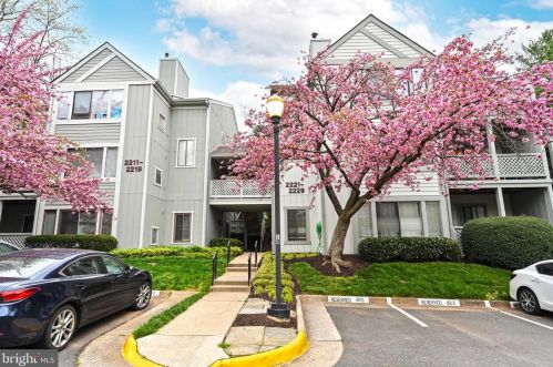 2227 Hunters Run Dr, Herndon, VA 20191-2831