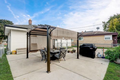 3221 98, Milwaukee WI 53214-2637 exterior