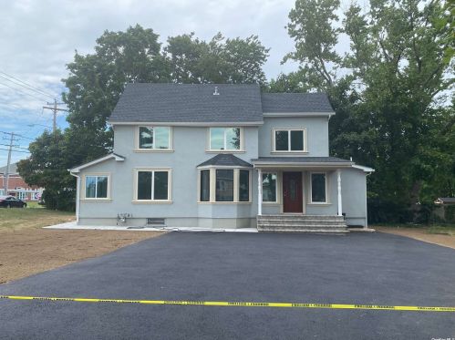 39 Wheeler Rd, Central Islip, NY 11722-2122