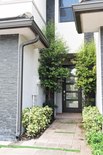 9120 158th St, Hialeah, FL 33018-1944