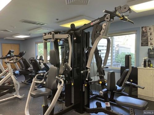 31 Erskine Ct, Mahwah NJ  07430-2014 exterior