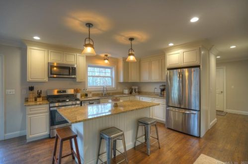 180 Briar Hill Rd, Groton CT  06340-2652 exterior