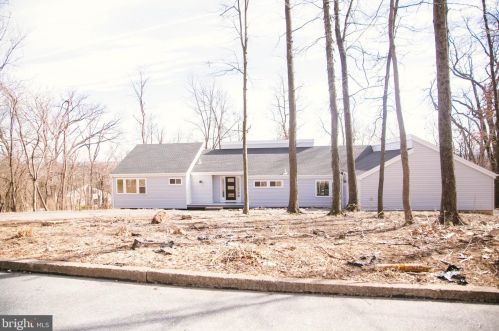 1701 Fox Hunt Ln, Harrisburg, PA 17110-3221