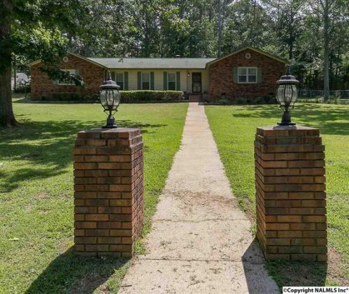 58 Scotland Dr, Scottsboro, AL 35769-3808