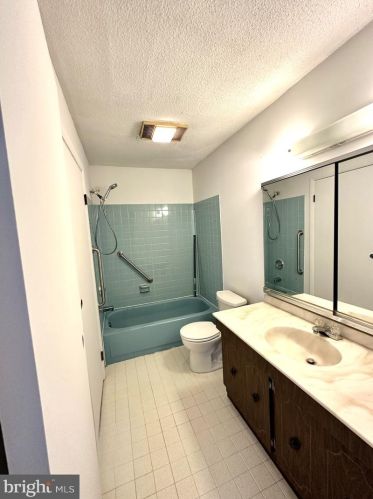 504 Freedom Cir, Harleysville PA  19438-3946 exterior