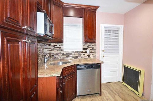 50 Aberdeen Rd, New Hyde Park NY  11040-2138 exterior