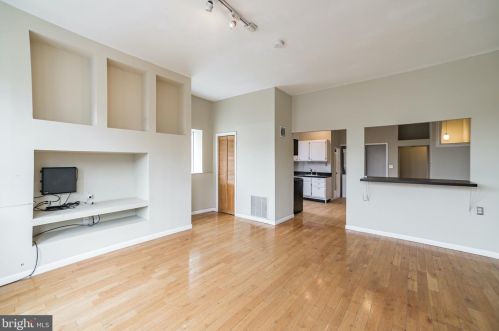 32 Girard Ave, Philadelphia PA  19123-1721 exterior