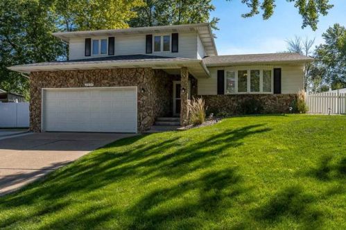 2525 Dale Ct, Panarama Park, IA 52722-2142