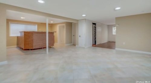 516 Greene Ave, North Lindenhurst NY  11757-3449 exterior