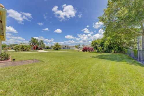 160 Saratoga Ave, Fort Pierce FL  34953-5974 exterior