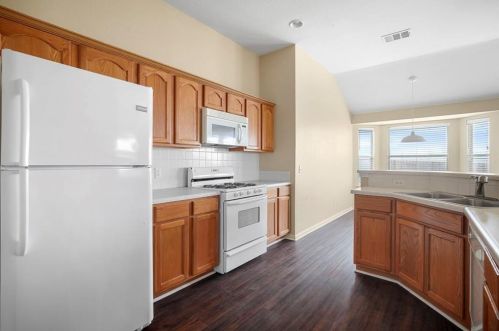 111 Goddard, Uhland TX  78640-5484 exterior