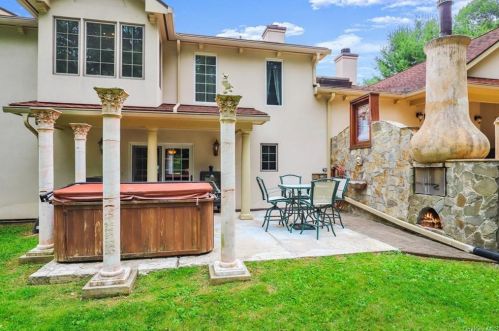 471 Bonnie Ct, Yorktown Hgts NY  10598-2001 exterior