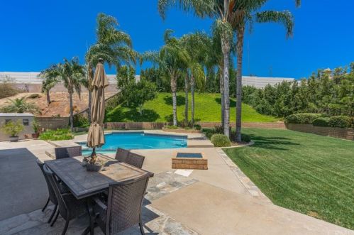 8198 Woodsboro Ave, Anaheim, CA 92807-2519
