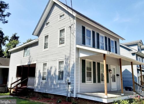 218 6th St, Laurel, DE 19956-1554