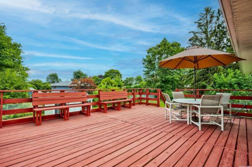 7 Tarn Ct, Deer Park NY  11729-6221 exterior